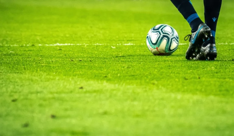 fotbollsspelare och boll